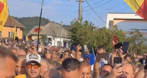 Mii de oameni l-au întâmpinat pe Călin Georgescu la Târgul de la Domnești. Nepoata unui fost prefect de Argeș i-a oferit un buchet de flori