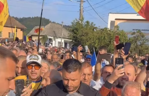 Mii de oameni l-au întâmpinat pe Călin Georgescu la Târgul de la Domnești. Nepoata unui fost prefect de Argeș i-a oferit un buchet de flori