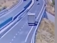 O mașină oprită pe drumul expres Craiova-Pitești a fost spulberată de un TIR.