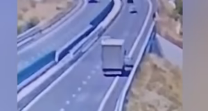O mașină oprită pe drumul expres Craiova-Pitești a fost spulberată de un TIR.