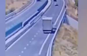 O mașină oprită pe drumul expres Craiova-Pitești a fost spulberată de un TIR.