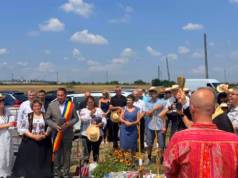 Un nou reper spiritual pentru comunitatea din BRADU: troiță sfințită pe amplasamentul viitoarei școli de meserii