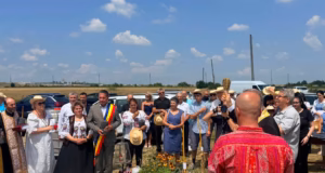 Un nou reper spiritual pentru comunitatea din BRADU: troiță sfințită pe amplasamentul viitoarei școli de meserii