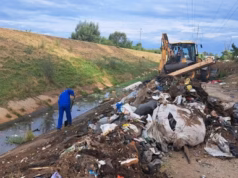 Dezastru lângă Pitești! Aproape 100 de tone de gunoaie, scoase de pe malul lacului