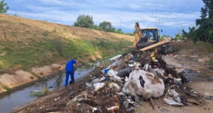 Dezastru lângă Pitești! Aproape 100 de tone de gunoaie, scoase de pe malul lacului
