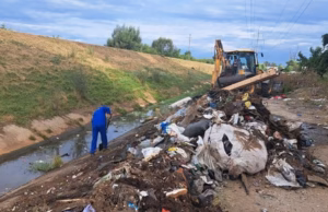 Dezastru lângă Pitești! Aproape 100 de tone de gunoaie, scoase de pe malul lacului