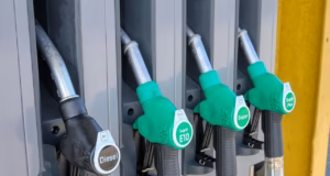 Benzina a trecut pragul de 10 lei pe litru. Motorina se apropie de 11 lei