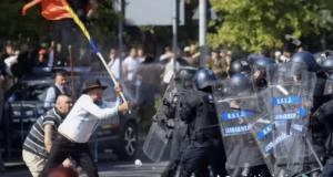 Piața Victoriei: revolta oamenilor care au refuzat să mai protesteze în „țarcurile” Jandarmeriei